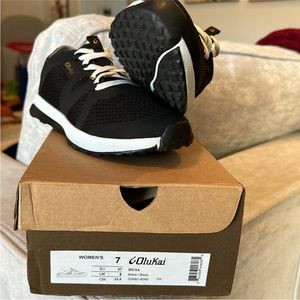 LIKE NEW OluKai women’s sneakers